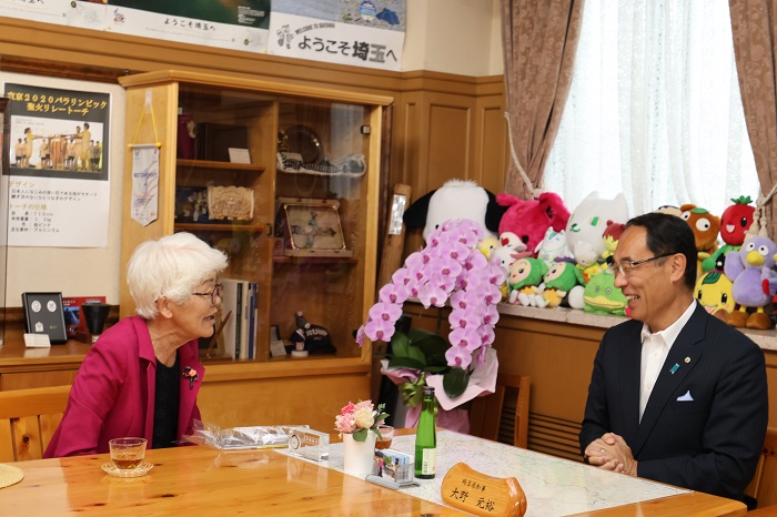 埼玉県NPO基金感謝状贈呈式（9月21日実施）で歓談する知事の写真