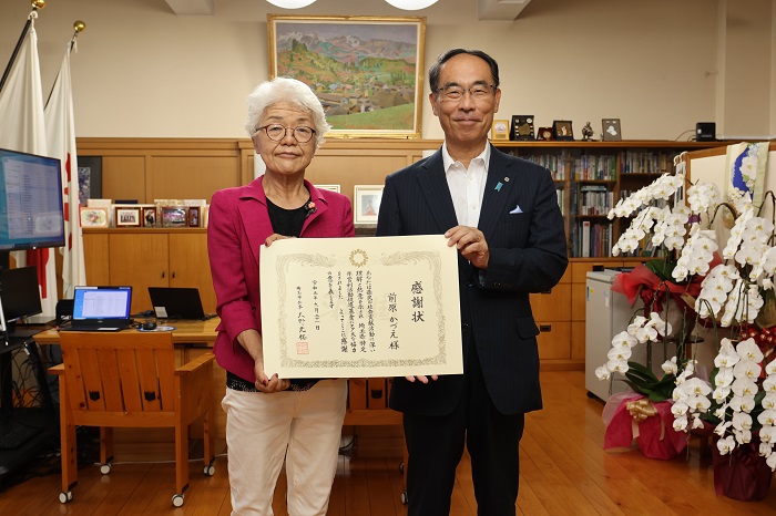 埼玉県NPO基金感謝状贈呈式（9月21日実施）で記念撮影する知事の写真
