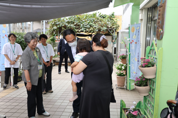 ふれあい訪問で特定非営利活動法人AIKURUを訪問する知事の写真