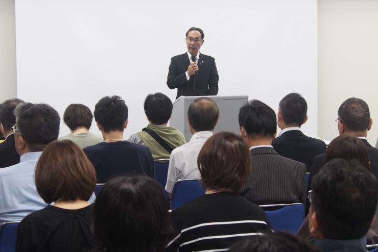 こどもの居場所フェア埼玉企業向けセミナーで挨拶する知事の写真