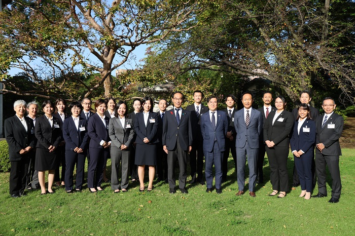 JICA海外協力隊2023年度2次隊壮行会及び埼玉親善大使委嘱式で記念撮影する知事の写真