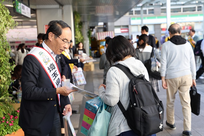 令和5年度埼玉県防犯のまちづくり街頭キャンペーンで啓発する知事の写真