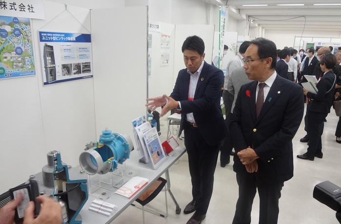 埼玉県建設資材県産品フェア2023で視察する知事の写真1