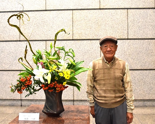 生け花と作者が並んでいる写真