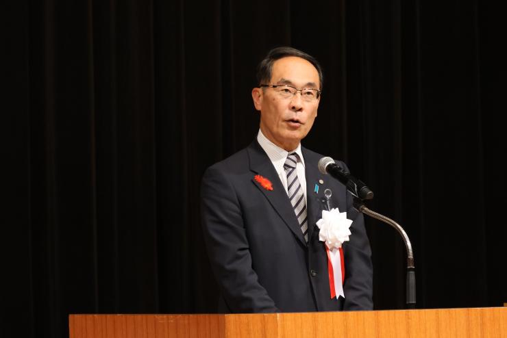 令和5年埼玉県防犯のまちづくり県民大会で挨拶する知事の写真