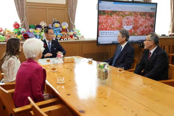 埼玉県文化振興基金への寄附に対する感謝状贈呈式で歓談する知事の写真