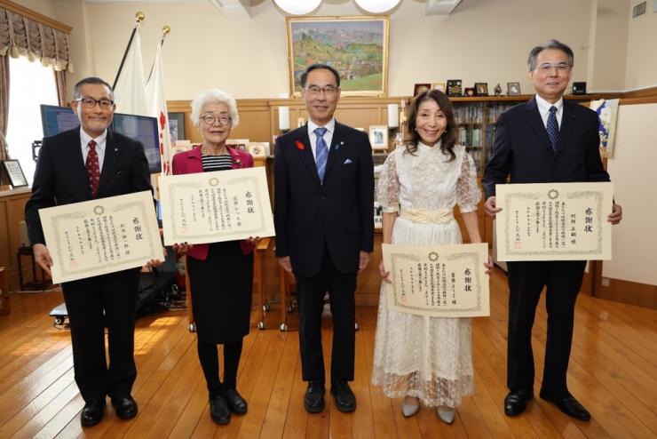 埼玉県文化振興基金への寄附に対する感謝状贈呈式で記念撮影する知事の写真