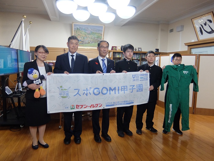 スポGOMI甲子園2023埼玉県大会優勝校表敬訪問で記念撮影する知事の写真