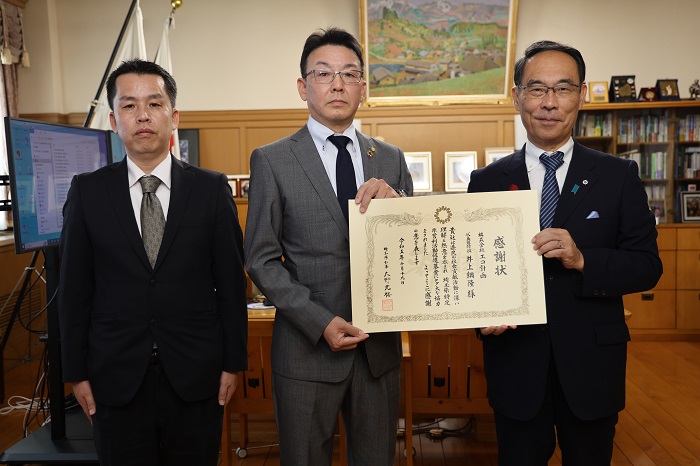 埼玉県NPO基金感謝状贈呈式（10月19日実施）で記念撮影する知事の写真