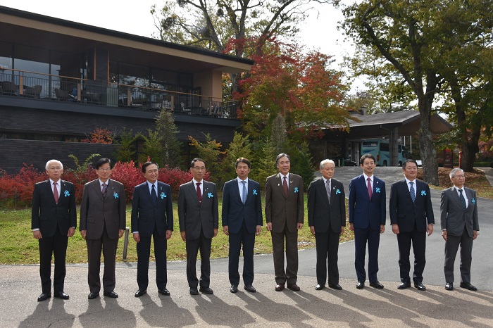 令和5年度定例第2回(秋)関東地方知事会議で記念撮影する知事の写真