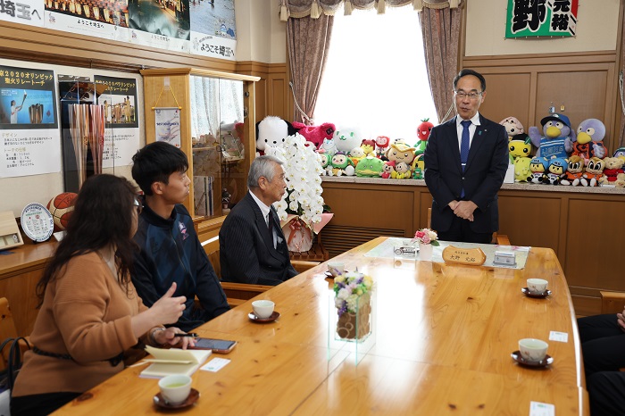 埼玉アザレア表敬訪問で歓談する知事の写真