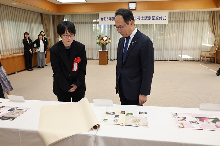 令和5年度埼玉県伝統工芸士認定証交付式で歓談する知事の写真