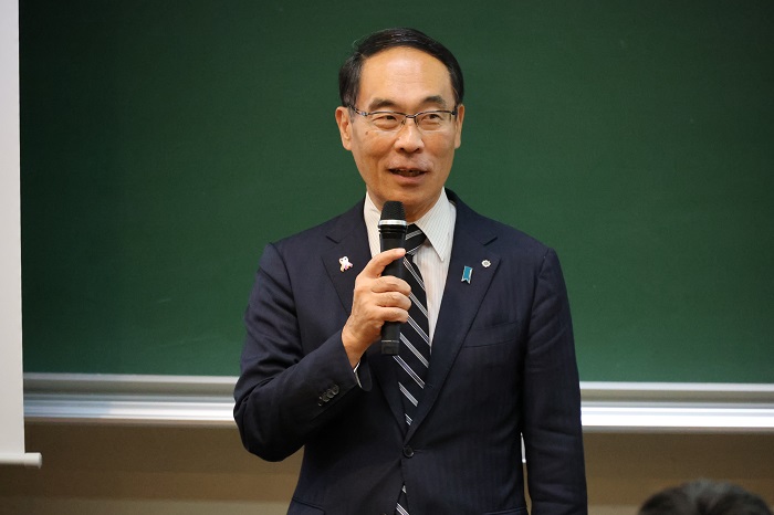 知事と埼玉大学の学生による意見交換会で挨拶する知事の写真