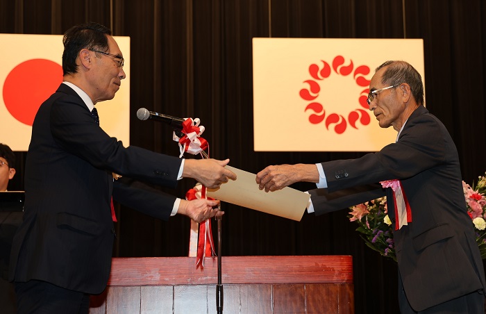 令和5年度埼玉県統計功労者表彰式で表彰する知事の写真