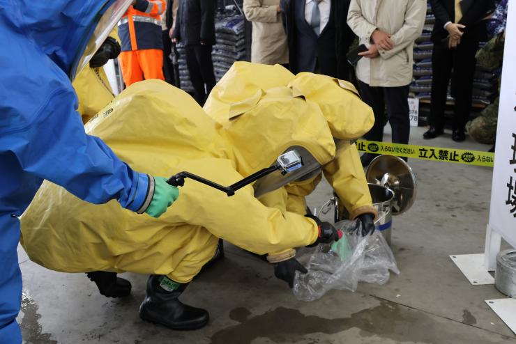 県警による検体の採取