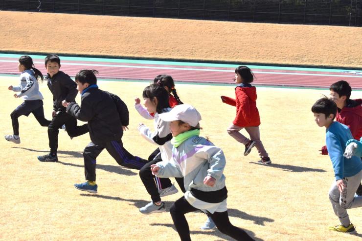 かけっこする子供