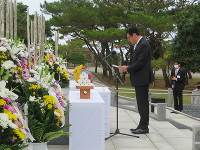 写真：追悼の言葉をささげる議長