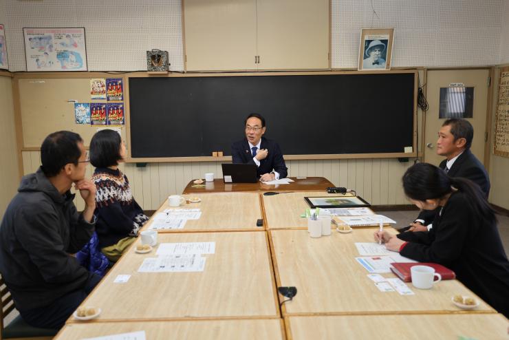 令和5年度第3回「どこでも知事室」で歓談する知事の写真