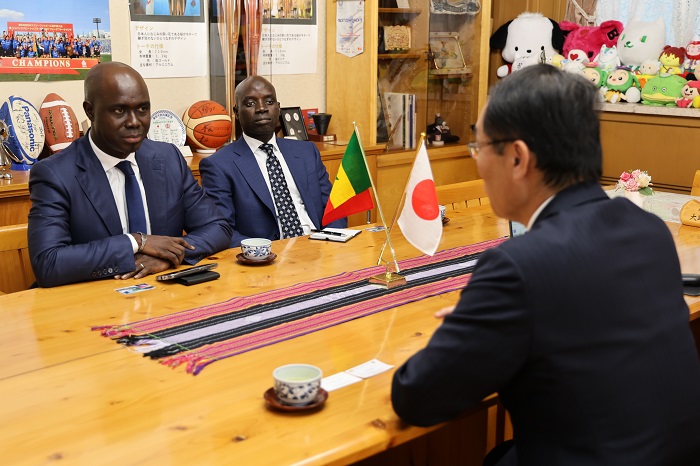 駐日セネガル共和国特命全権大使表敬訪問で歓談する知事の写真