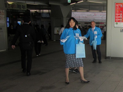 啓発品を配布する副議長の写真