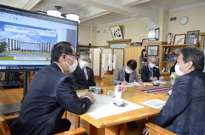 埼玉医科大学国際医療センター表敬訪問で歓談する知事の写真