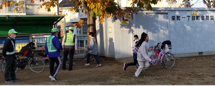 公園で子どもたちを見守る活動