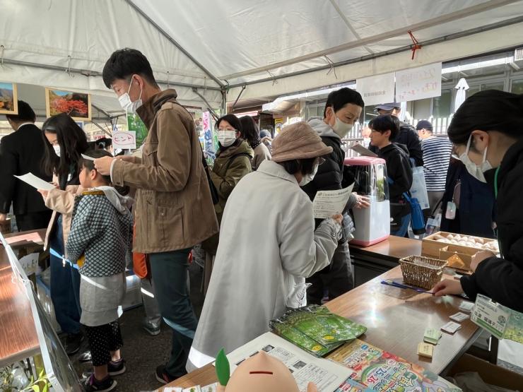 写真：クイズに回答