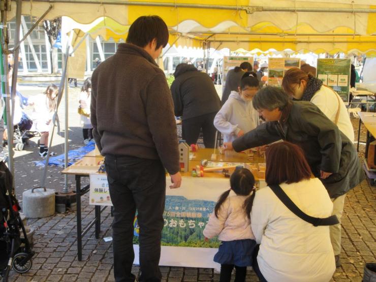 写真：おもちゃで遊ぶ様子2