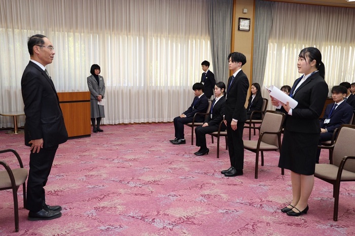 埼玉医科大学生（地域枠医学生）表敬訪問で挨拶を受ける知事の写真