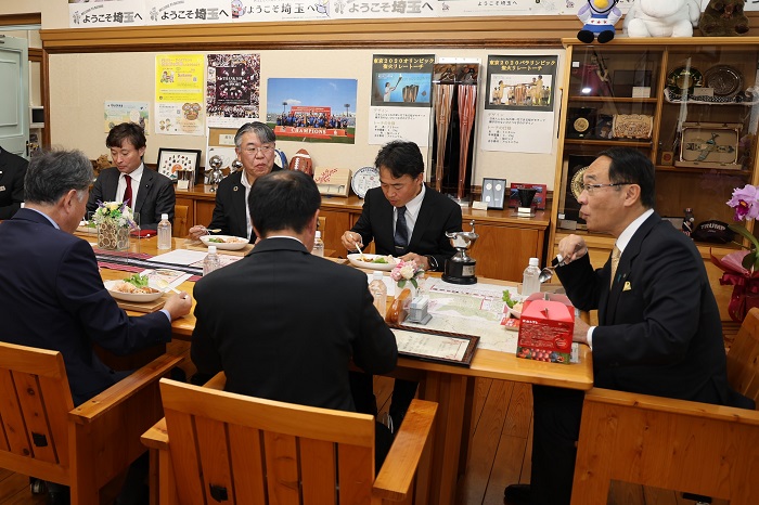北本トマトカレー関係者表敬訪問で歓談する知事の写真