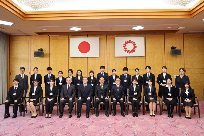 埼玉医科大学地域枠医学生表敬訪問で記念撮影する知事の写真