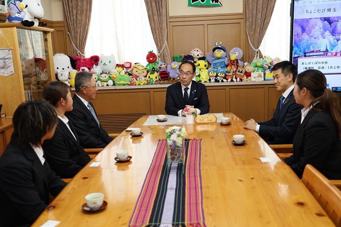 戸田中央メディックス埼玉表敬訪問で歓談する知事の写真
