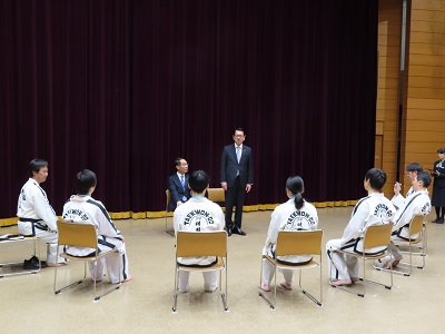 写真：祝辞を述べる議長