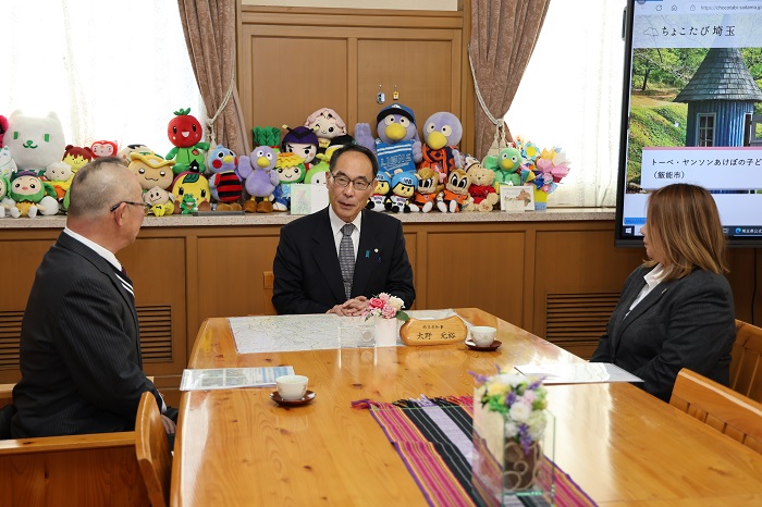 埼玉県NPO基金感謝状贈呈式（1月30日実施）で歓談する知事の写真