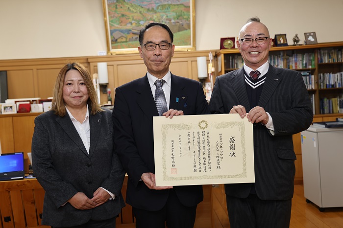 埼玉県NPO基金感謝状贈呈式（1月30日実施）で記念撮影する知事の写真