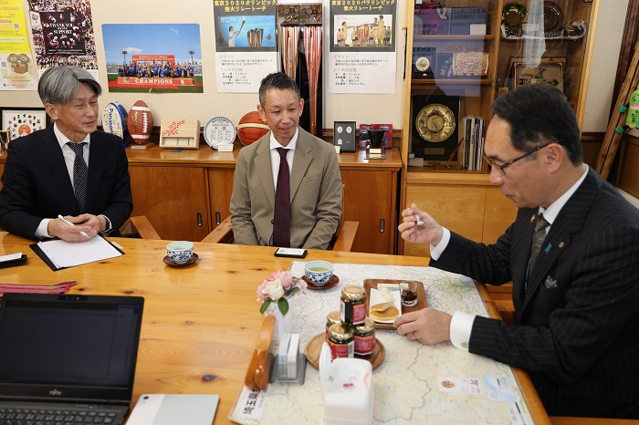 「食のサーキュラーエコノミー」で製品化した商品（川越紅赤芋みつ）の販売開始に伴う表敬訪問で歓談する知事の写真