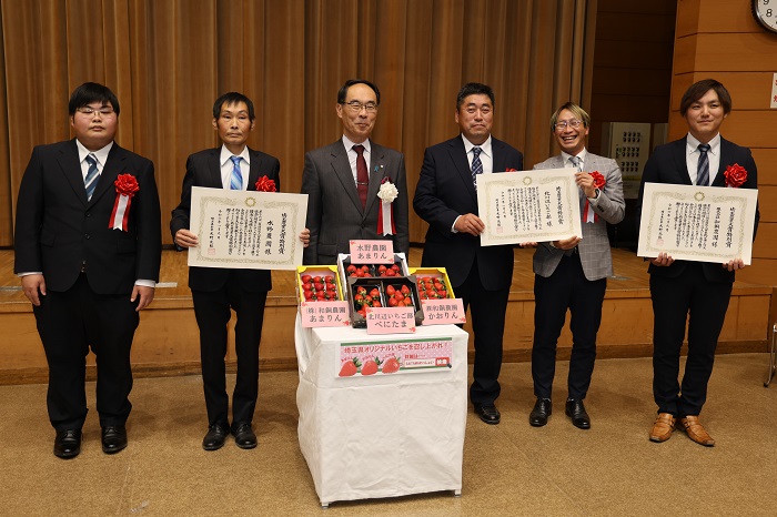 埼玉農業大賞特別賞表彰式で記念撮影する知事の写真