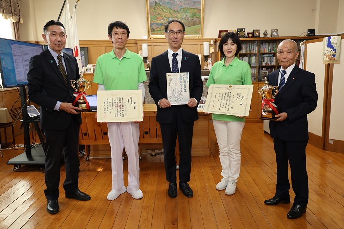 全麺協そば道五段位全国大会受賞者表敬訪問で記念撮影する知事の写真