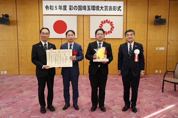 令和5年度彩の国埼玉環境大賞表彰式で記念撮影する知事の写真2