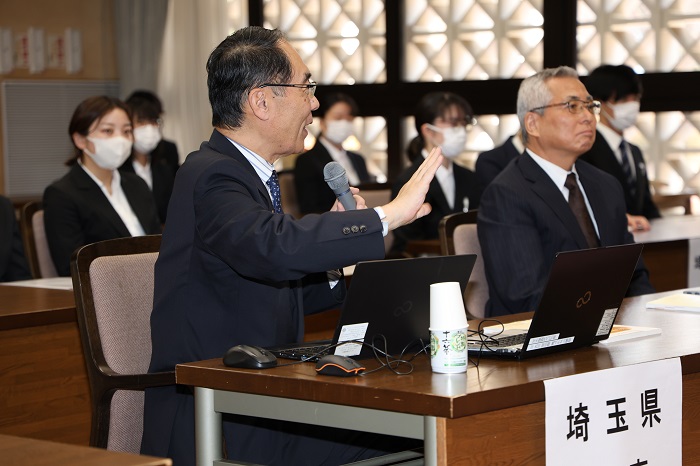 埼玉県立大学学生と知事との意見交換に出席する知事の写真