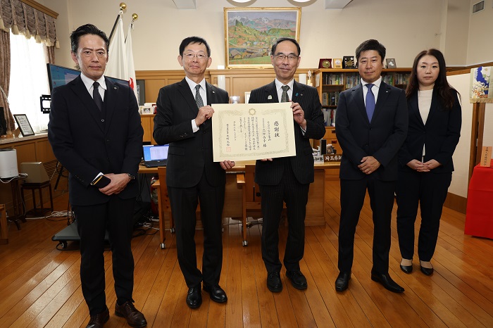埼玉県NPO基金感謝状贈呈式（2月20日実施）で記念撮影する知事の写真