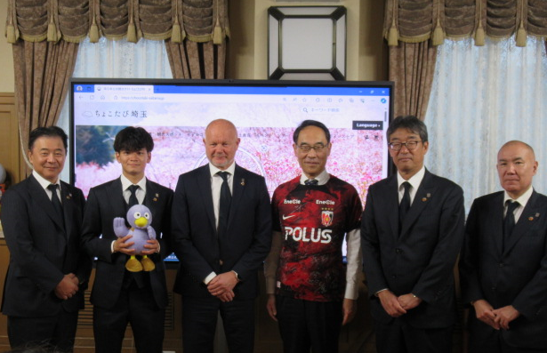 浦和レッズ2024シーズン開幕報告で記念撮影する知事の写真（全体）