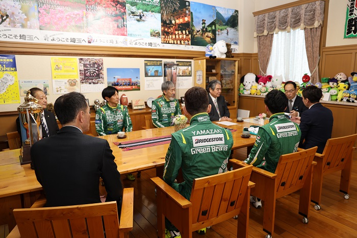 埼玉トヨペット株式会社モータースポーツ室表敬訪問で歓談する知事の写真