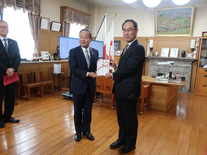 株式会社ジャノメから県立学校への寄贈品に対する感謝状贈呈式で目録を手渡す知事の写真