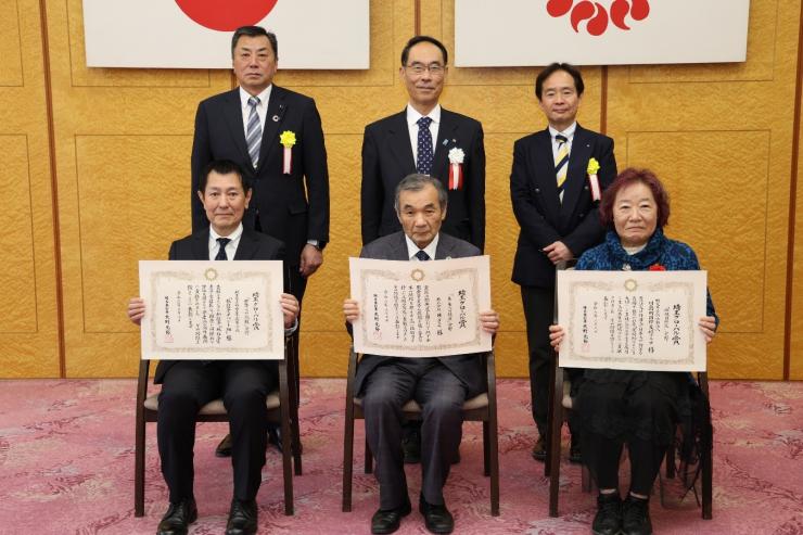 令和5年度埼玉グローバル賞表彰式で記念撮影する知事の写真