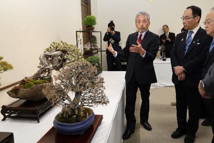 ふれあい訪問で安行の盆栽を訪問する知事の写真