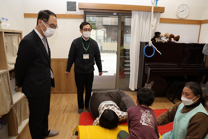 ふれあい訪問で和光市広沢複合施設「わぴあ」を訪問する知事の写真
