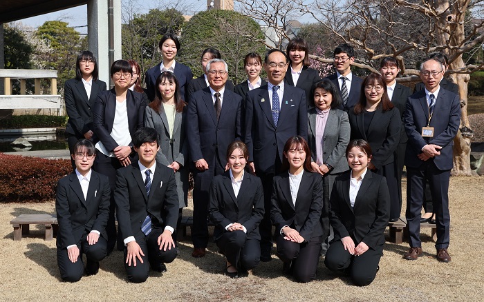 埼玉県立大学学生と知事との意見交換で記念撮影する知事の写真