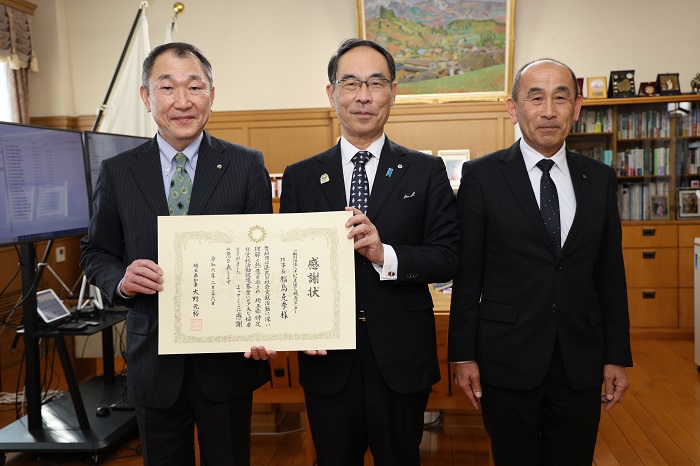 埼玉県NPO基金感謝状贈呈式（2月26日実施）で記念撮影する知事の写真