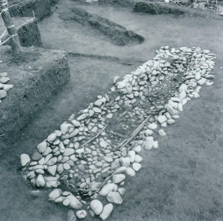 発掘調査時の稲荷山古墳の礫郭の画像。